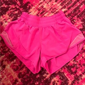 lululemon hotty hot 2.5 inch shorts